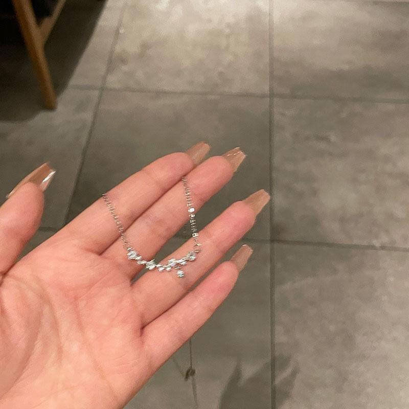 Star Super Flash Little Flower Necklace Niche Design High-end Accessories Simple and Exquisite Light Luxury Temperament