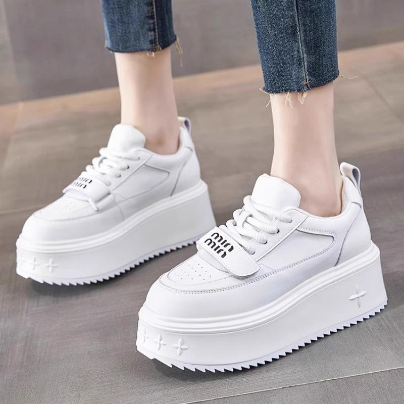 Four-leaf clover thick-soled little white shoes for women's 2025 spring new versatile height-increasing muffin sports and leisure board shoes ins sh