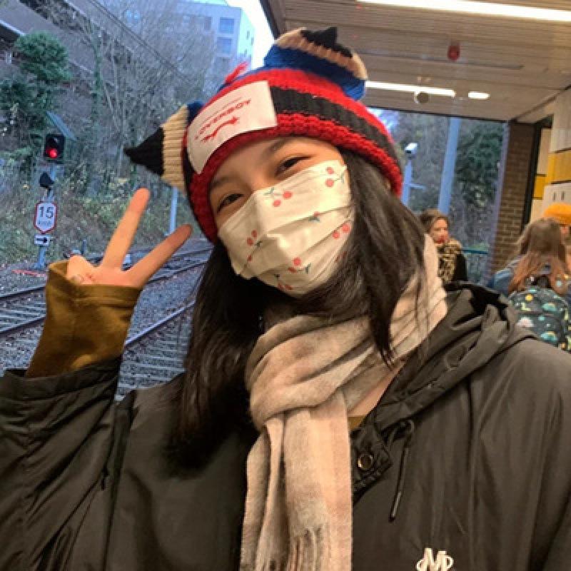 Wintermütze für Damen im koreanischen Stil mit gestrickten Katzenohren, Hip-Hop-Design und warmem Pullover mit Schriftzug, wie von Influencern getragen.