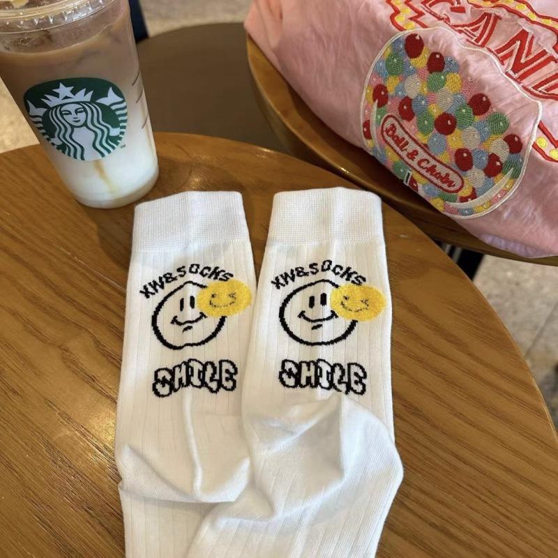 Dongdaemun Absatz Beflockte Gelbe Smiley Socken Herbst Schwarz-Weiß Alphabet Socken Reine Baumwolle Mittellange Socken
