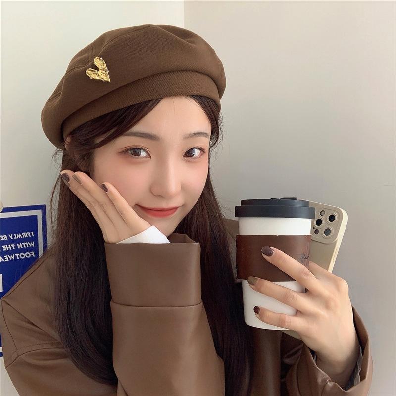 Modische Baskenmütze mit herzförmigem Metall-Accessoire, Baskenmütze aus Polyester für Damen mit Weihnachtsfeiertagsthema, einzigartige lässige Malerkappe für Ausflüge