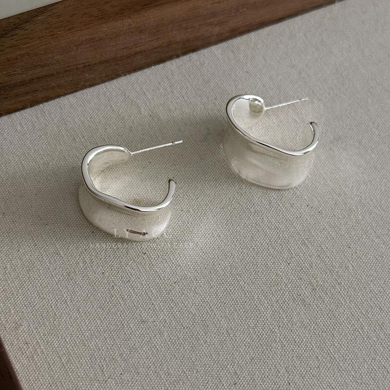 Matsumoto Huinai Simple Hammer Pattern Arc Earrings Temperament Irregular Wide Surface Glossy European and American Style Earrings Studs
