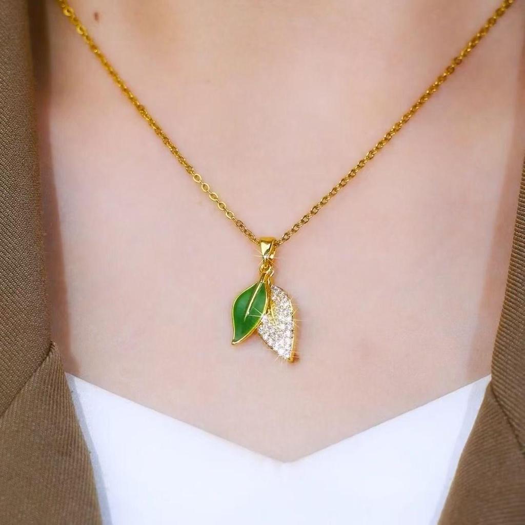 Retro Green Leaf Water Drop Pendant Necklace for Women - Colorfast Clavicle Chain Jewelry