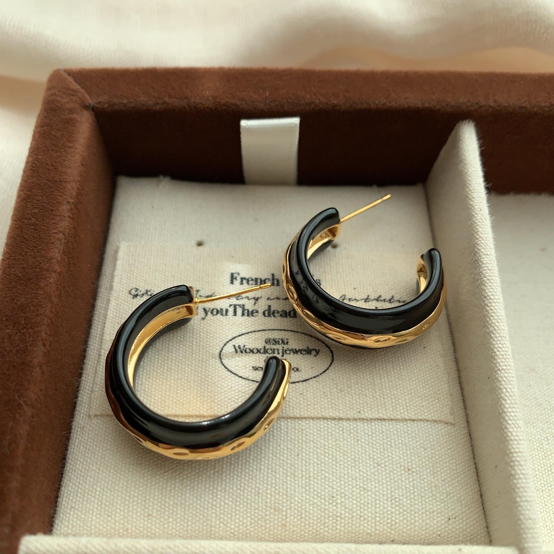 Серьги с золотой текстурой, контрастные черно-золотые, простые, нишевые, с ощущением высокого качества, легкая роскошь, уникальный дизайн, серьги в холодном стиле