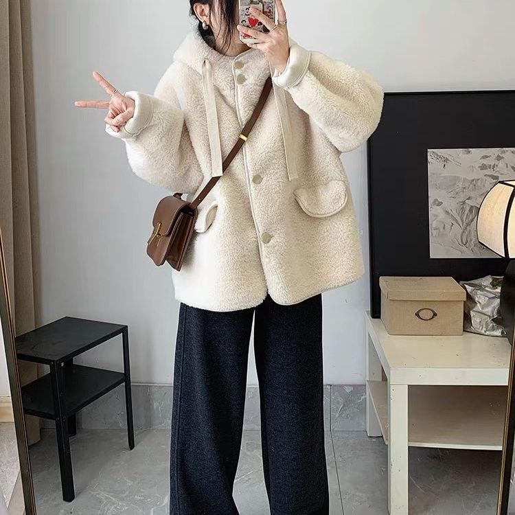 

Женское пальто с капюшоном из искусственной овчины - на флисовой подкладке, толстое, осенне-зимнее, свободного кроя, короткий модный топ M 42.5-50kg белый/кремовый