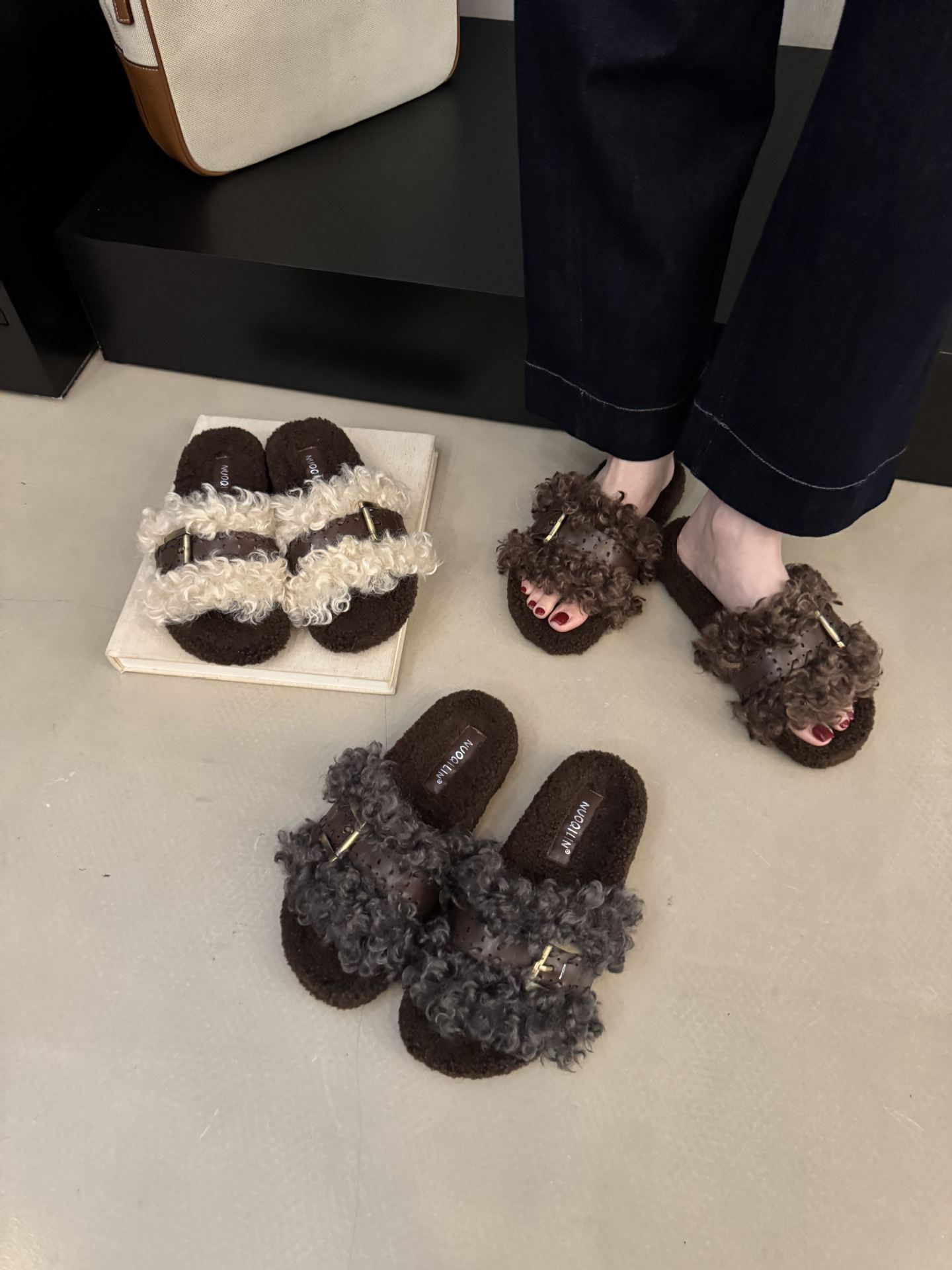 

Korean version of Birkenstock wool mop women s model in the autumn of 2025 new thick-bottomed versatile non-slip velvet outer wear one-character cott 39 темно-коричневого