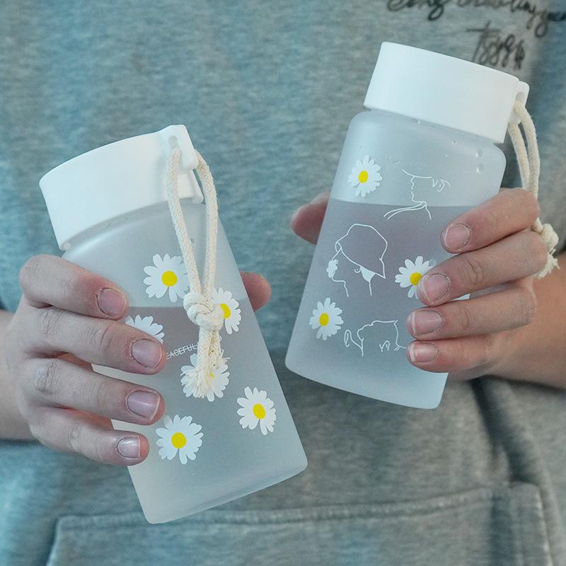 Daisy Pattern Plastic Tumbler with Non-Slip Lid, 401-500ml Shatterproof Water Bottle for School Gym Travel - Frosted/Transparent