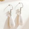 Waterdrop Pearl Earrings for Women: Elegant French Retro No-Pierce Ear Clips, Stylish & Versatile.