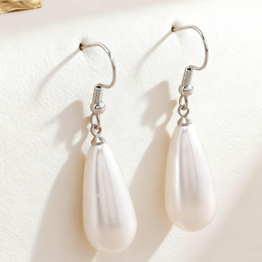 Waterdrop Pearl Earrings for Women: Elegant French Retro No-Pierce Ear Clips, Stylish & Versatile.