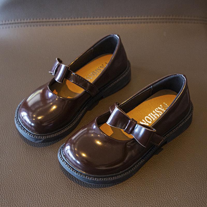 

Простые детские кожаные туфли для девочек с бантом белые 2024 лето новая мягкая дышащая неглубокая обувь лоферы детская мода глянцевый круглый носок 26 коричневый