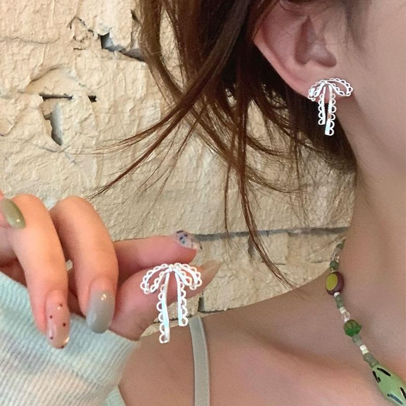 

Полые серьги-гвоздики из кружева с бабочками, изысканные маленькие универсальные серьги-гвоздики, модные серьги с высоким темпераментом, женские