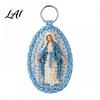 Ciondolo Religioso Artigianale Uncinetto Fatto a Mano Portachiavi Mariano Vergine Maria con Filato Morbido Portachiavi Filo Blu Bianco Cattolico Cristiano Ispirazionale