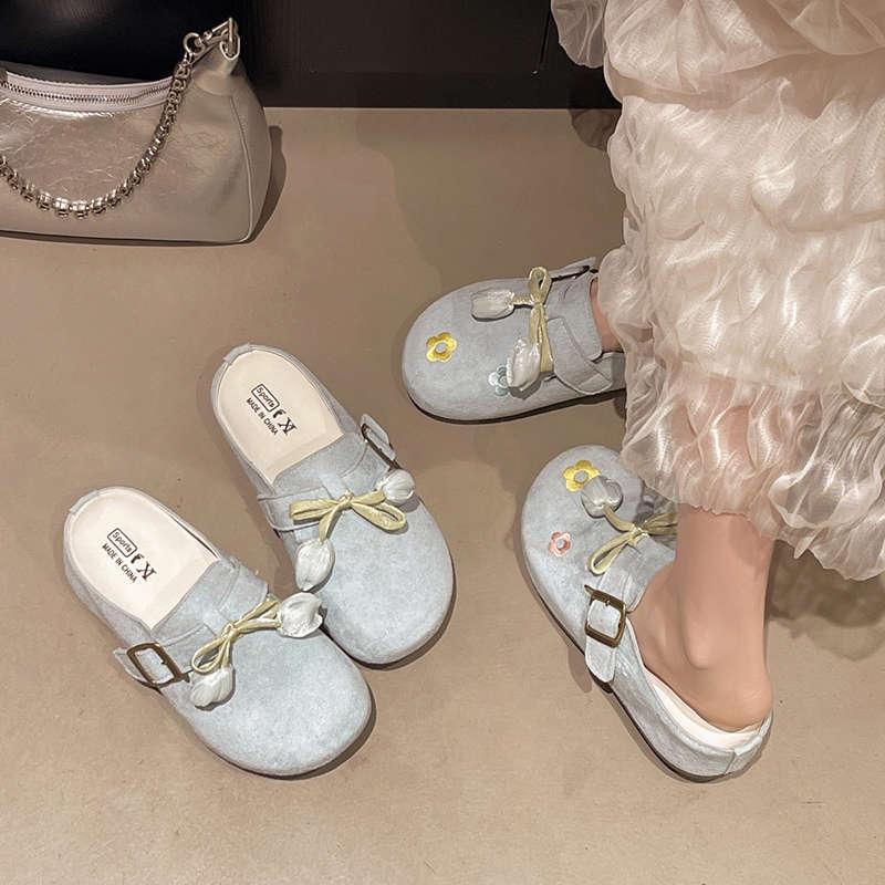 A New Style of Half-slipper Shoes for Female Students with A Flip-top Toe