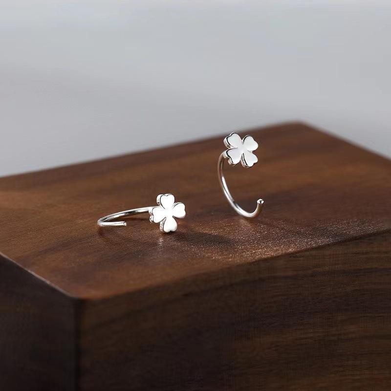 Small stud earrings for women s new four-leaf clover ear hooks, simple ear holes, earrings, earbones, temperament earrings.