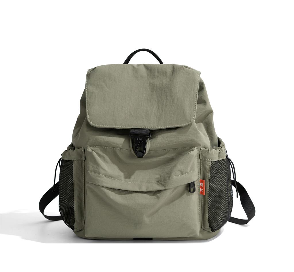 Double-strapped backpacks with large capacity. Suitable for travel, casual use and commuting. They have a niche and high-end fee