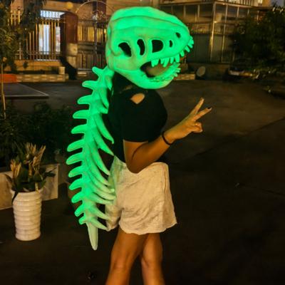 Kostium Szkielet Dinozaura 3D Świecący w Ciemności Szkielet Dinozaura Pluszowy Słodki Szkielet z Ryczącym Dźwiękiem na Strój na Imprezę Kostiumową Rekwizyty Cosplay