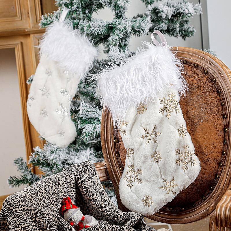 Premium Vita Broderade Plysch Julstrumpor Med Eleganta Guld- Och SilverSnöflingor