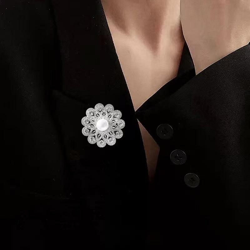 Magnetic Brooch Flower Design Pearl Center Fashion Shirt Collar Pin Magnetic Clasp Elegant Accessory for Women