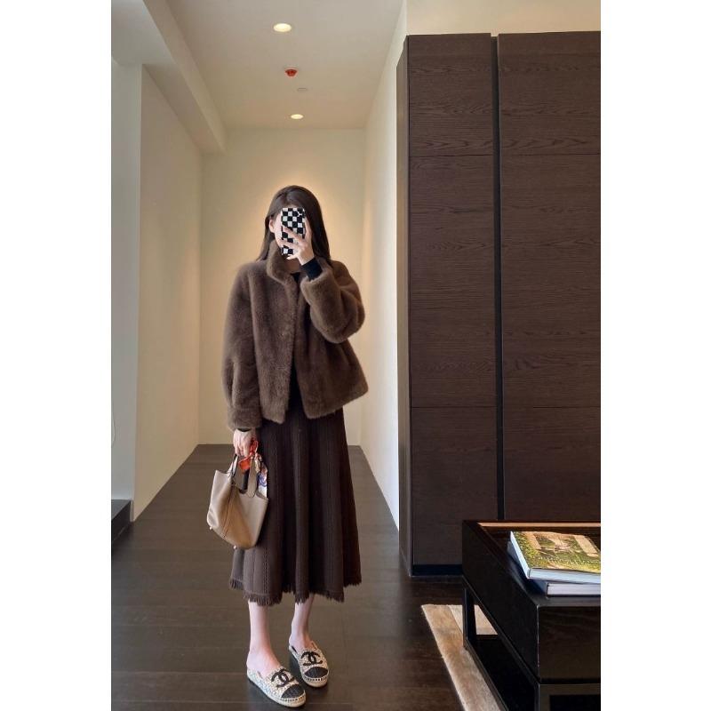 Γυναικείο κοντό γούνινο μπουφάν μινκ με μαλακό γούνινο γιακά για τη χειμερινή σεζόν