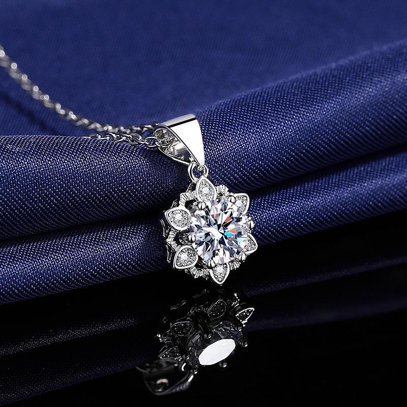 Popular Filigree Snowflake Pendant Necklace - Women's Christmas Fashion Clavicle Jewelry