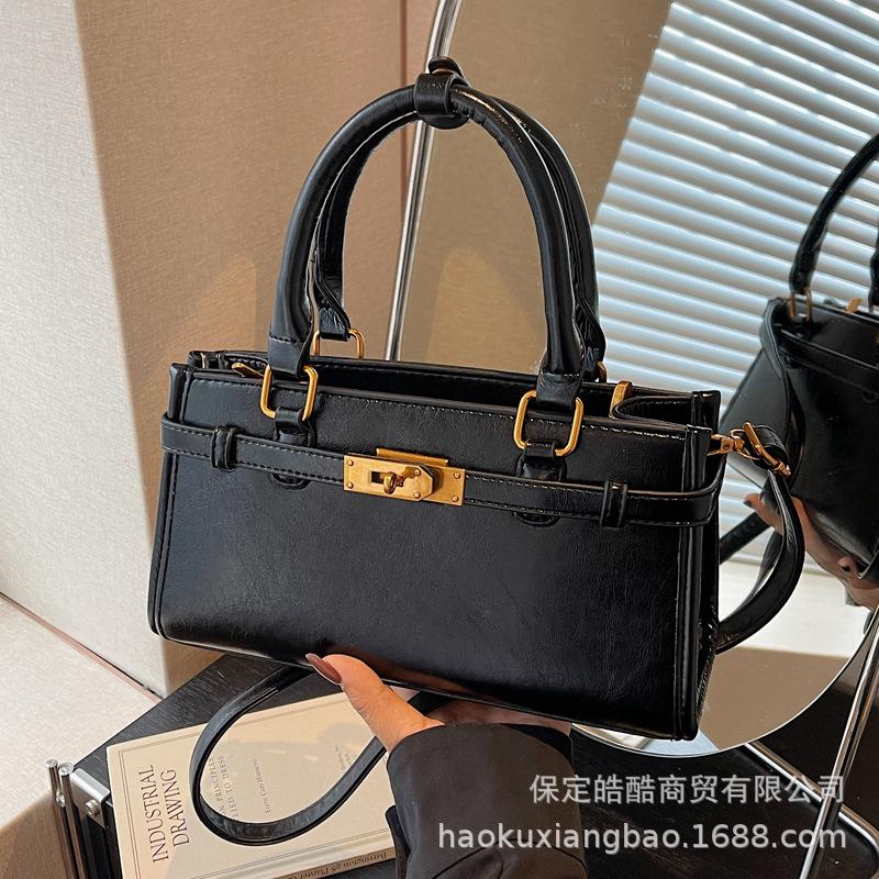 Korean version of simple and versatile niche portable commuter bag women's 2025 autumn and winter new high-end textured messenger tote bag