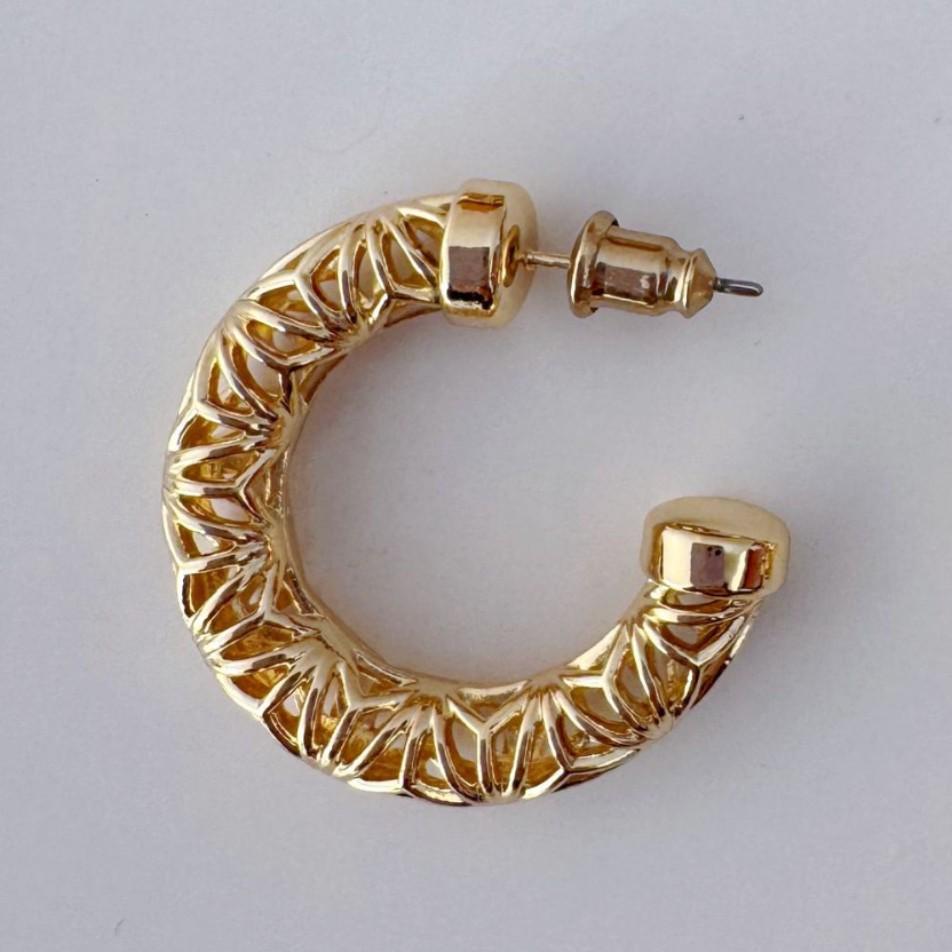 Classic Niche Hoop Earrings: Versatile, Fashion-Forward Hollow Studs with Simple Design and Textured Style