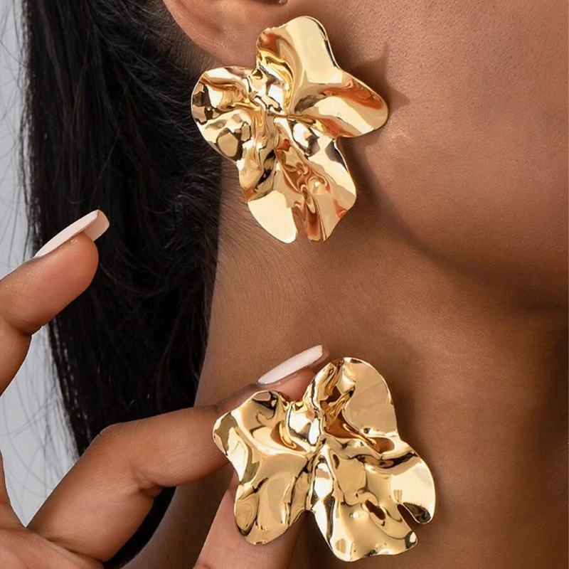 1 pair of gold vintage-style exaggerated metallic lava-textured stud earrings, irregular geometric earrings, unique jewelry, sui
