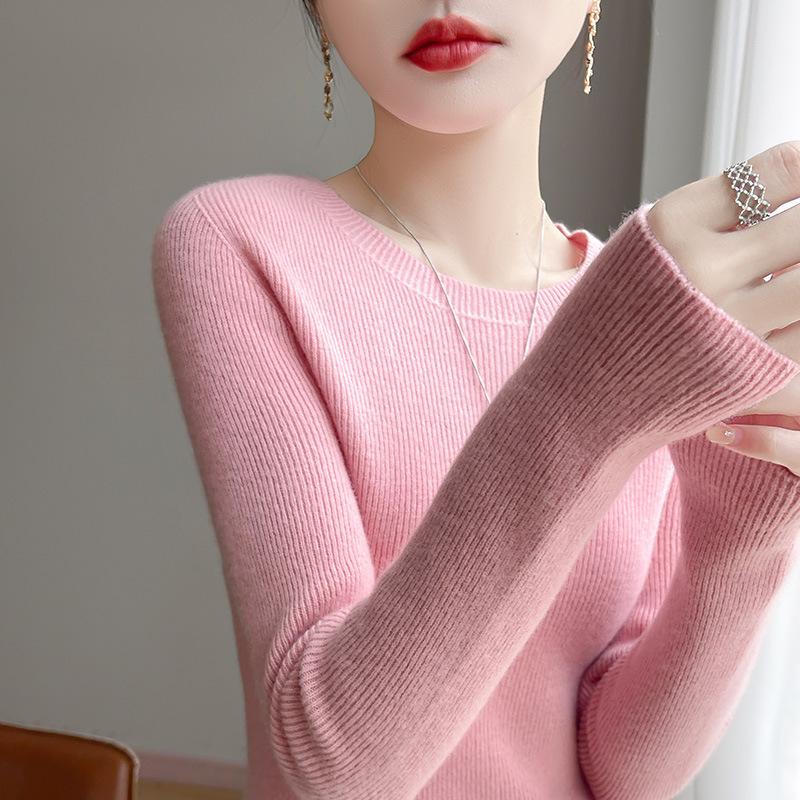 A New Slimming and Form-fitting Knitted Sweater for Autumn and Winter A Solid Color Round-neck Base Layer with A Sweater As An Inner Layer