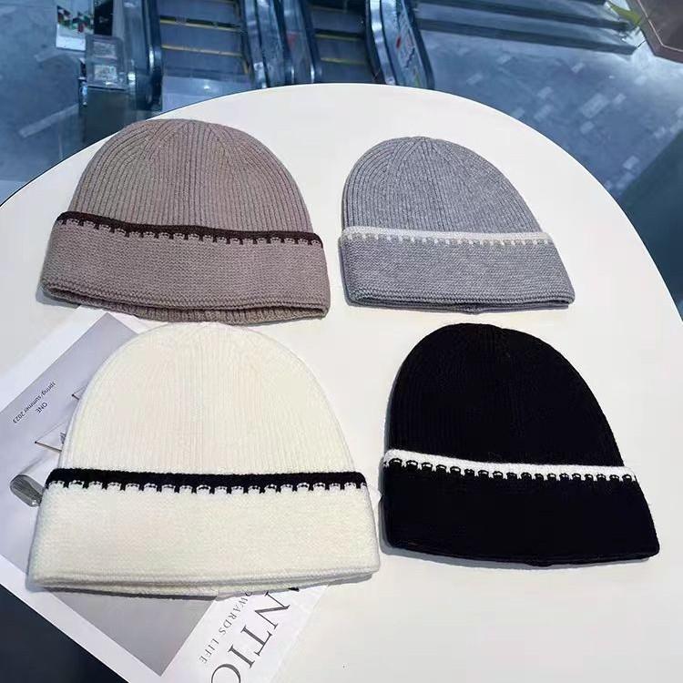 Korean-style Simple Color-block Striped Beanie, a Warm Knitted Hat for Women, Perfect for Autumn and Winter, and Designed To Make the Face Appear