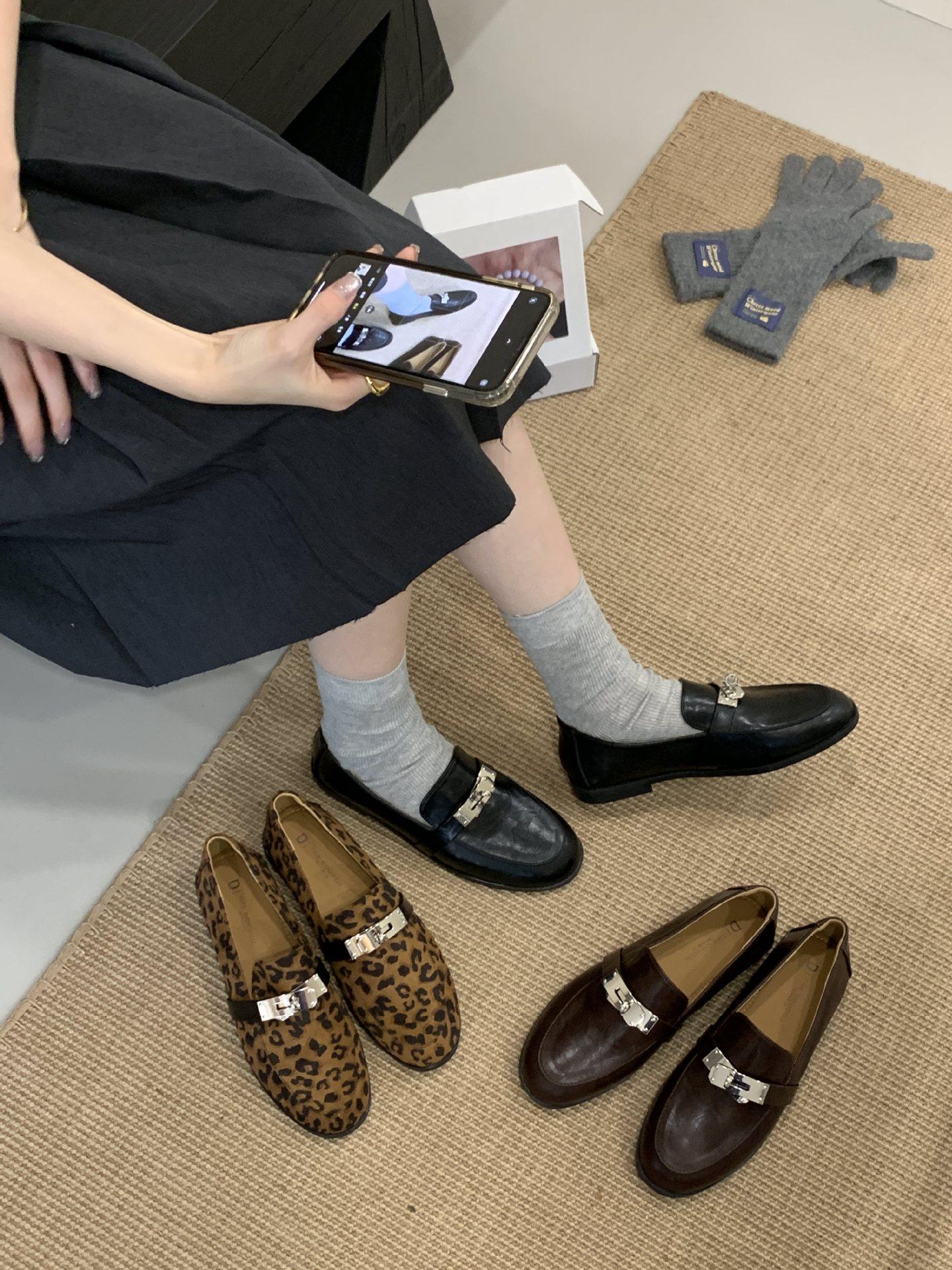 

Small gold buckle round head one pedal soft sole shallow mouth fashionable loafers women s British style flat shoes soft sole single shoes 38 цветной печати леопарда