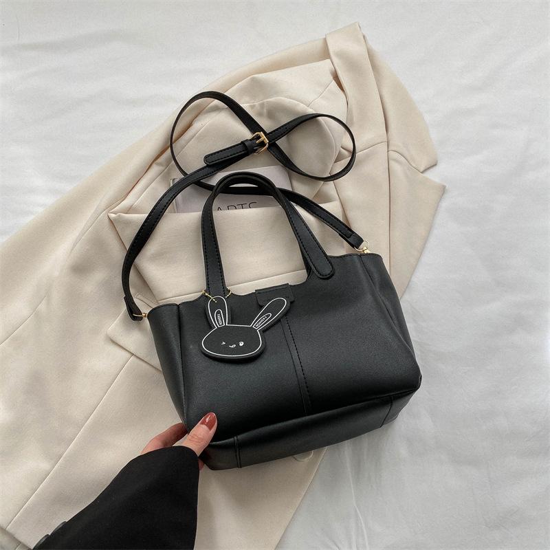 

2024 весна новая повседневная сумка через плечо для поездок на работу женская сумка-мессенджер нишевый дизайн модная сумка-ведро чёрный