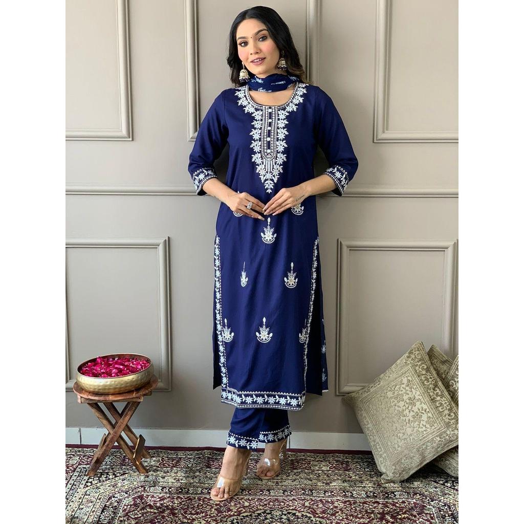 Wunderschönes Kurta mit schwerer Spitzenstickerei auf der Passe, dazu Hose mit Duppata*