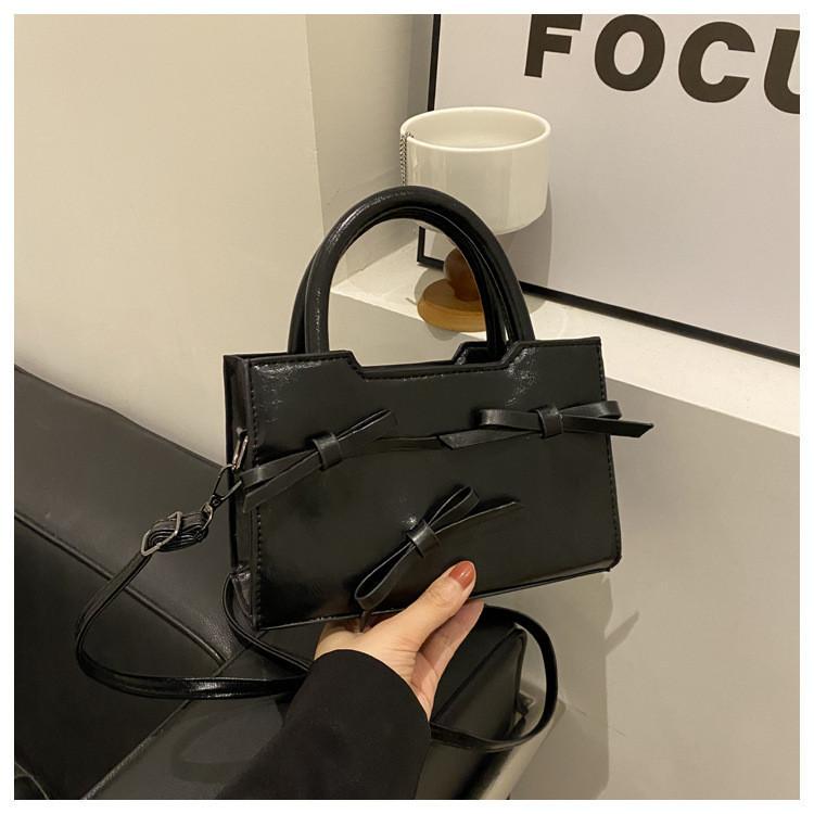 Trendy Commuter Handbag With Street-style Vibes And Chic Elements