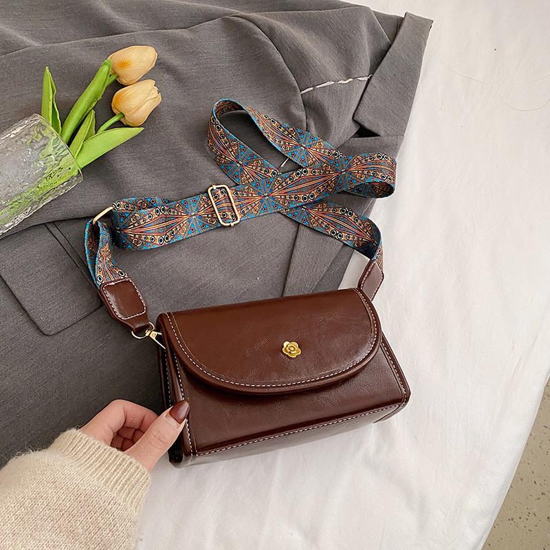 

Chic Winter 2024 Vintage Shoulder Bag For Women With Stitching Details And Inner Pocket кавовий