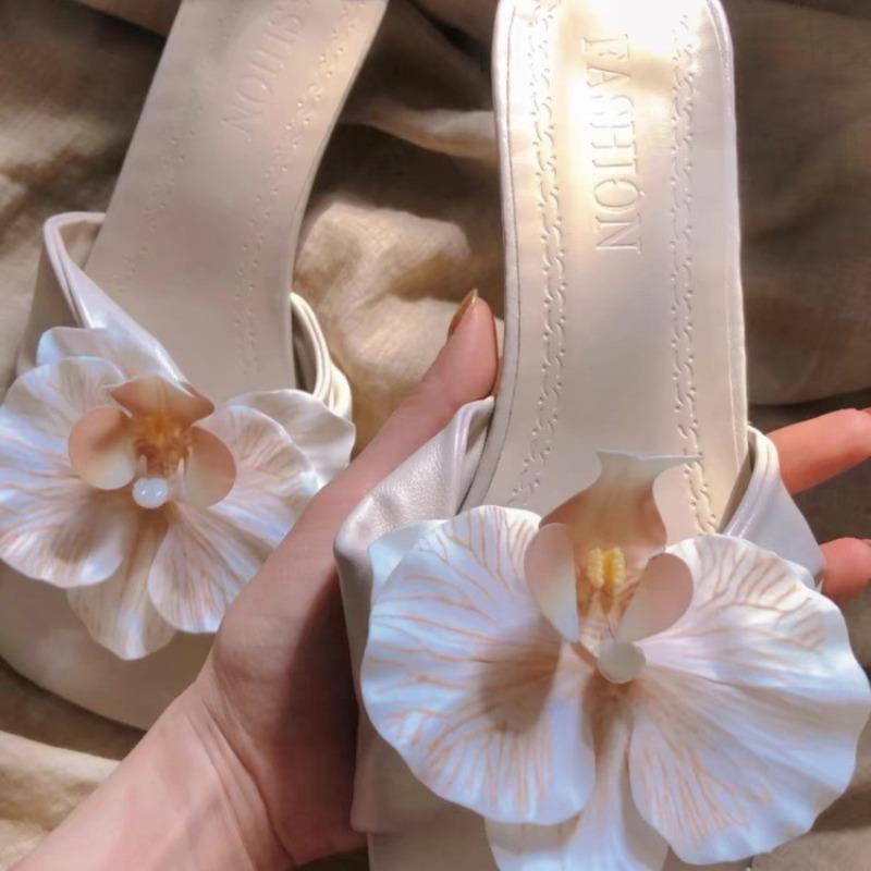 Fashion The New Summer Style of One-line Flip-flops with A Unique and Exquisite Floral Style and Fairy-like Slim Heels Is Full of Charm