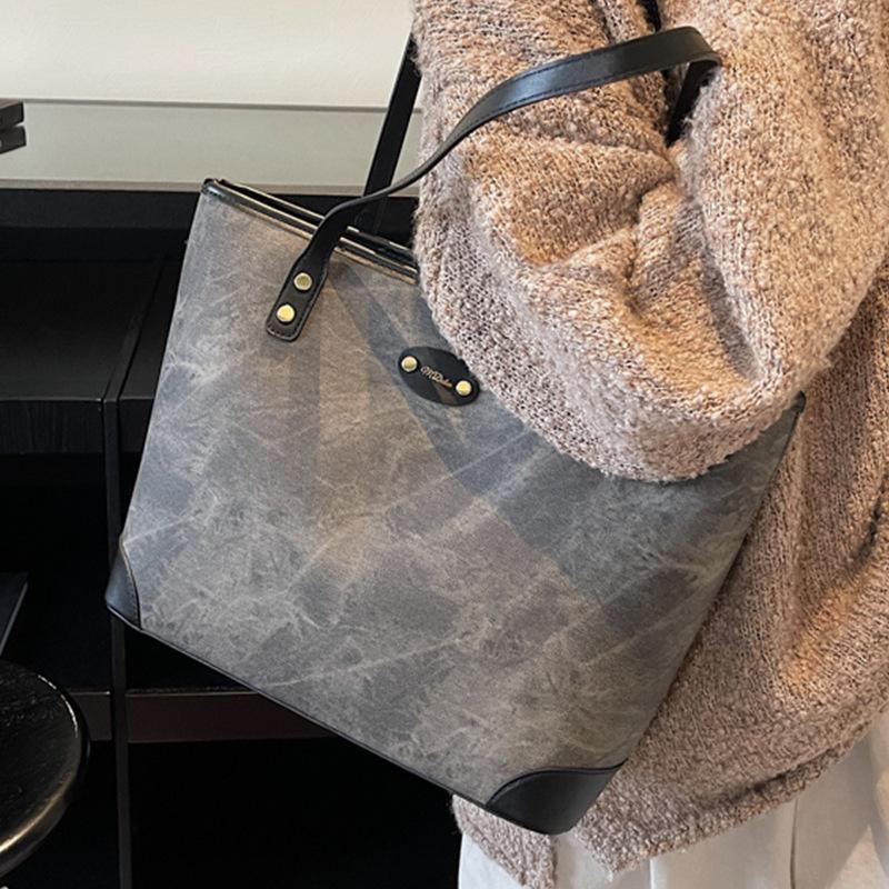 Large-capacity bag women's autumn and winter versatile 2025 new fashion casual shoulder bag texture class commuter bag