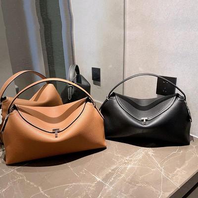 TOTEME Kissen Crossbody Handtasche: Hochwertige, vielseitige Luxus-Umhängetasche für Damen für den Weg zur Arbeit.