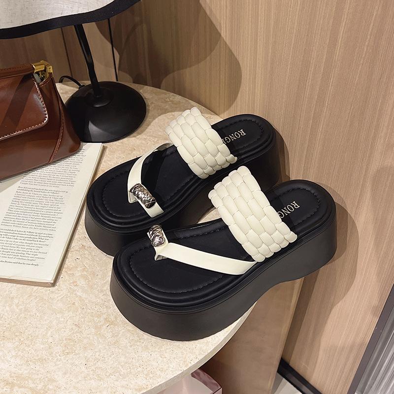 Black toe slippers for women's summer wear 2025 new French stunning high-end thick sole heightening Thai sandals for women