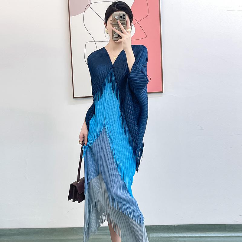 "Vestido Miyake Plissado Gradiente com Franjas - Moda Primavera 2025, Corte Slim"