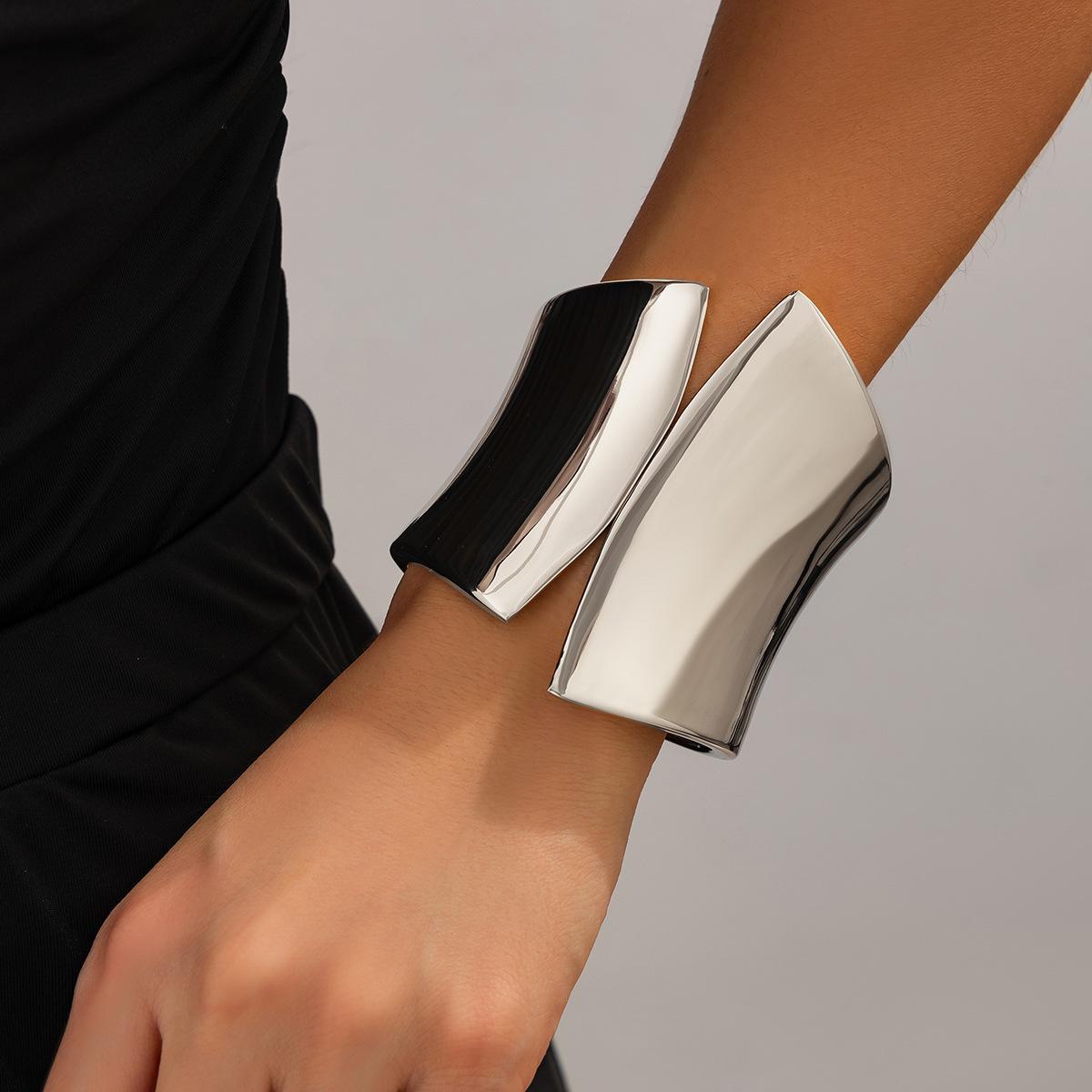 

Набор браслетов в европейском и американском стиле из гладкого металла с яркими неровными узорами, широкая версия.