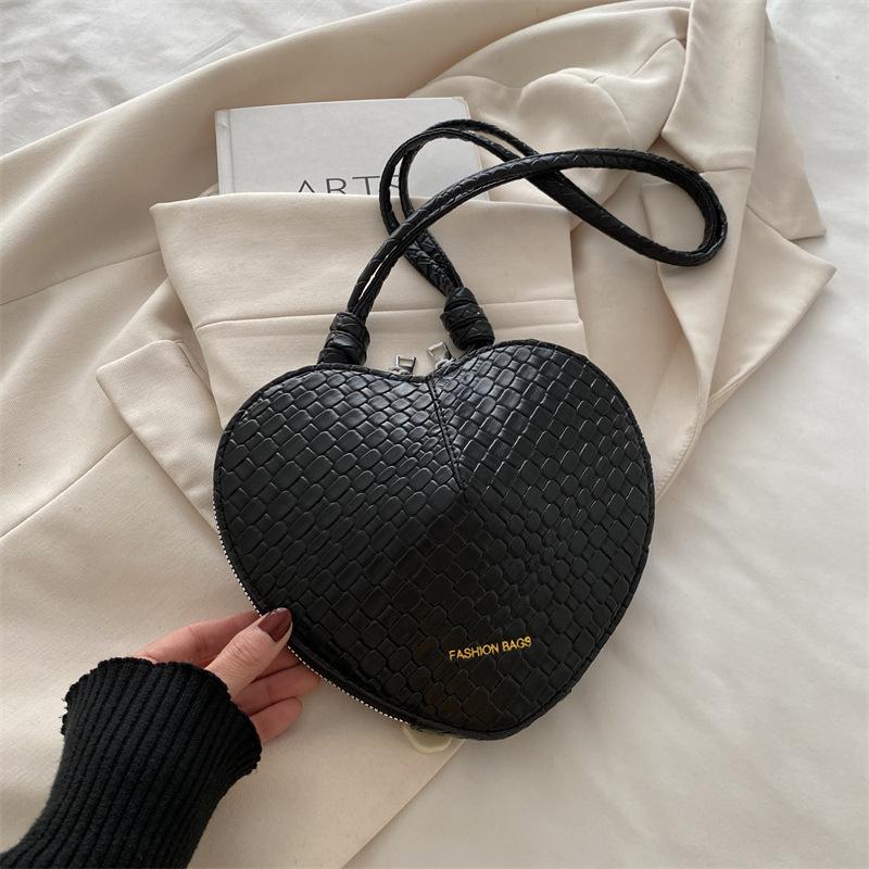 

Модная супер популярная сумка нишевого дизайна для женщин 2025 года, новая популярная сумка-мессенджер, мини-сумка в форме сердца, сумка под мышкой чёрный
