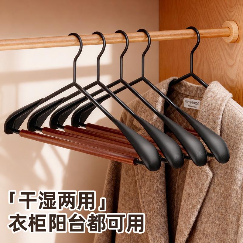 The organizer recommends beech hangers, non-slip and non-marking clothes for household hangers, high-end adult clothes hangers, and supports drying