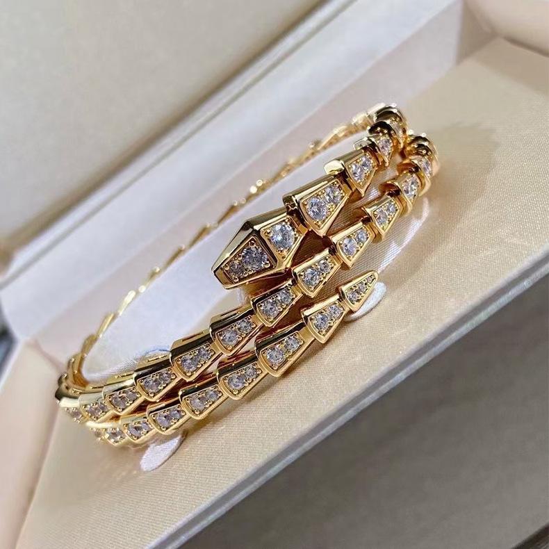 Luxuriöses 18 Karat Roségold-plattiertes Schlangenknochen-Armreif mit Diamanten für Damen