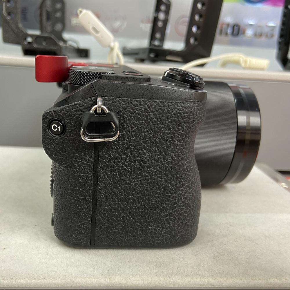 A6700 Foldable Metal Hot Shoe Thumb Up Hand Grip Hotshoe Cover for Sony Alpha 6700 ILCE-6700 A6700 Camera Thumb-Up