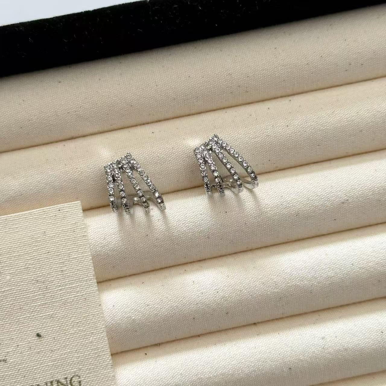 

Minimalist 3D Cat Paw Stud Earrings: French-Inspired, Multi-Layered Design for Women срібний