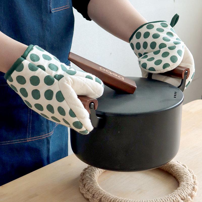 Japanese-Style Polka Dot Heat-Proof Oven, Microwave Oven Anti-Hot Gloves