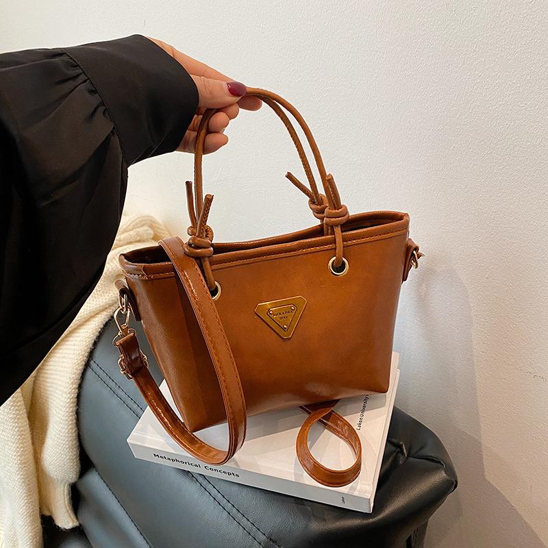 Ins Retro Portable Small Bag Women's 2025 Winter New Small Bucket Bag Versatile Shoulder Messenger Bag Commuter Women's Bag