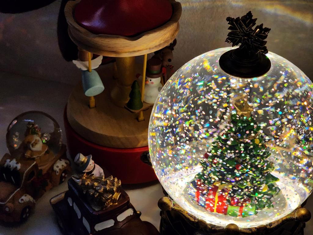 Minami Boeki Weihnachtsbaum-Schneekugel im Antik-Stil mit Spieluhr, USB- oder AA-Batteriebetrieben (Krone)