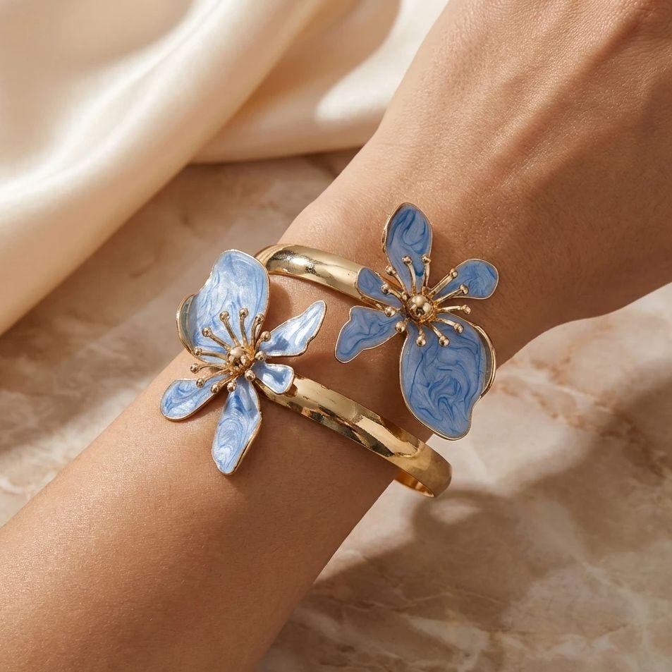 Elegantes Emaille-Blumen-Offenmanschettenarmband für Damen, Metall Goldbeschichtet, Rosa Weiß Blau, Florale Armreifen, Strandparty Urlaubs Schmuck