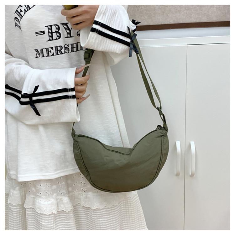 Street Style Duffle Bag With Nylon Material And Zipper Closure For Daily Use